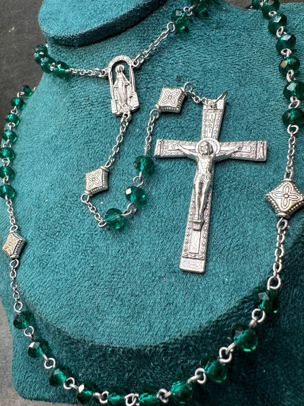 Creazioni Falasco Silver Crucifix Rosary Necklace with Emerald Green Beads - Picture 2 of 9